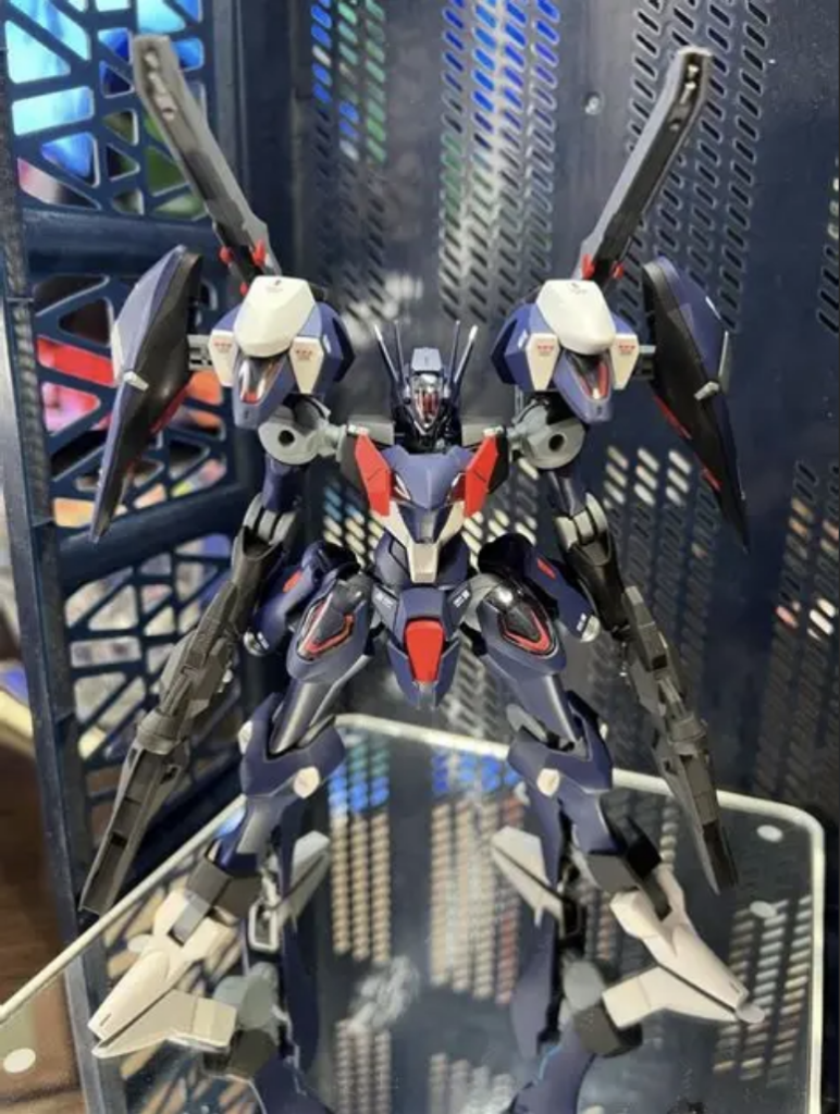 スパロボのノリで地球圏各地で多発する原因不明の空間転移現象により、いくつかの並行世界が一つになった世界。UC0098、空間転移現象により出現した未知の勢力に対抗すべく新設されたロンドベル治安維持遊撃部隊しかし急造部隊ゆえに戦力不足は深刻なため、並行世界にあったペイルテクノロジーズ社からアナハイムに提供されたのちに調整され、ロンドベル治安維持遊撃部隊において試験運用のため配備された機体。という妄想であります😅