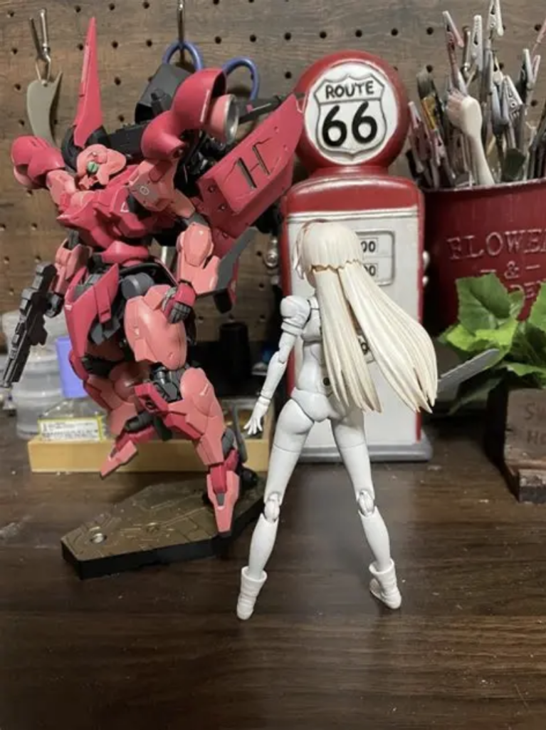 製作前似てる……かなぁ???まぁ、特徴的なトサカと肩の形状をそれっぽくしてアウトラインをそれっぽくしておけばそれっぽくなるんじゃね?知らんけど