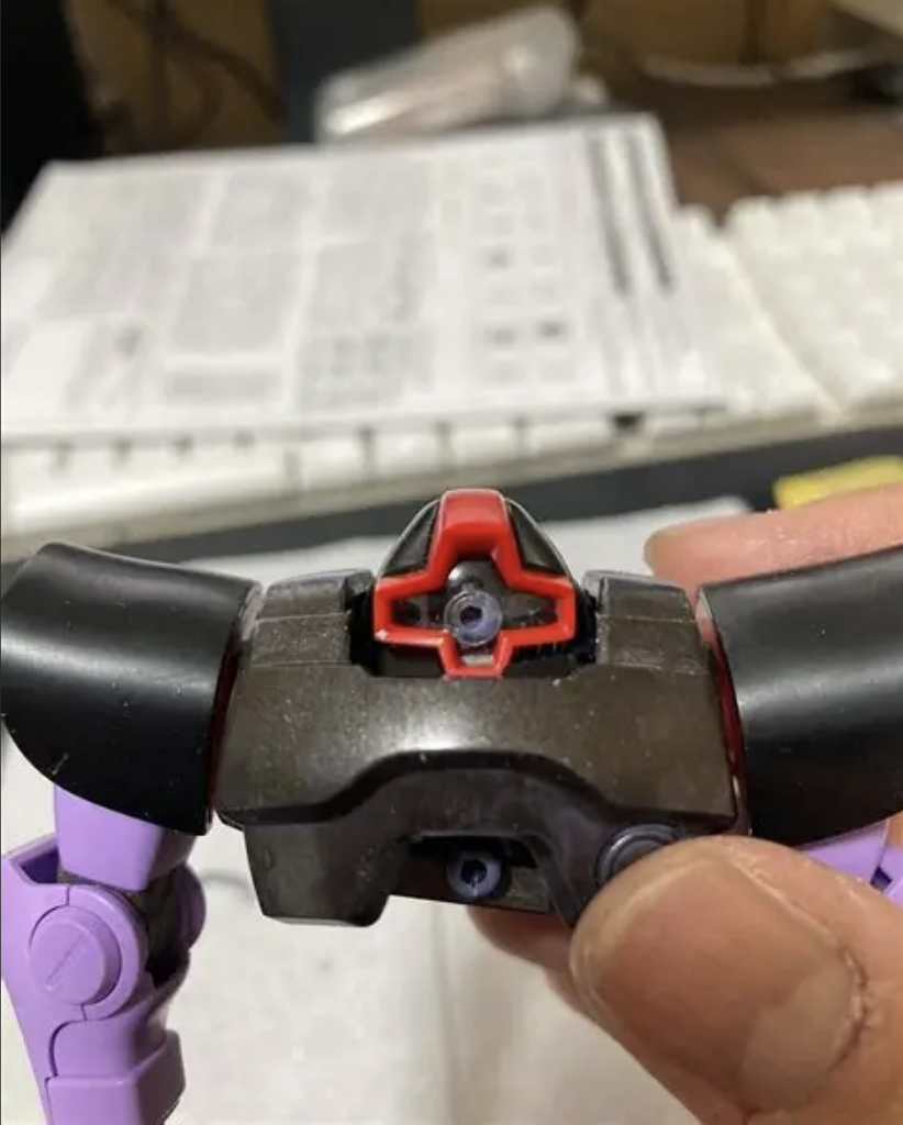 首やエリを削って頭の位置をめり込む感じに。電飾を通す穴も開けてます。 