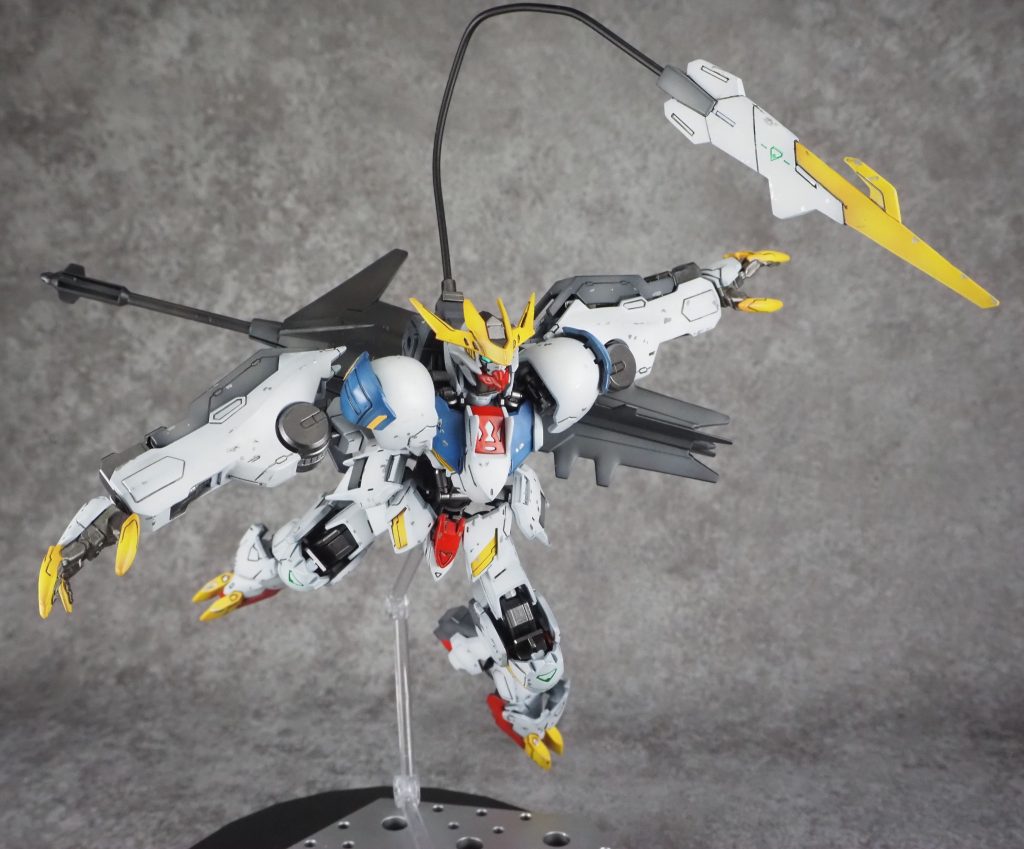 膝やテイルブレードにみられる謎マークはキャンディ塗装になっておりますので、見る角度によりキラキラと光ります。