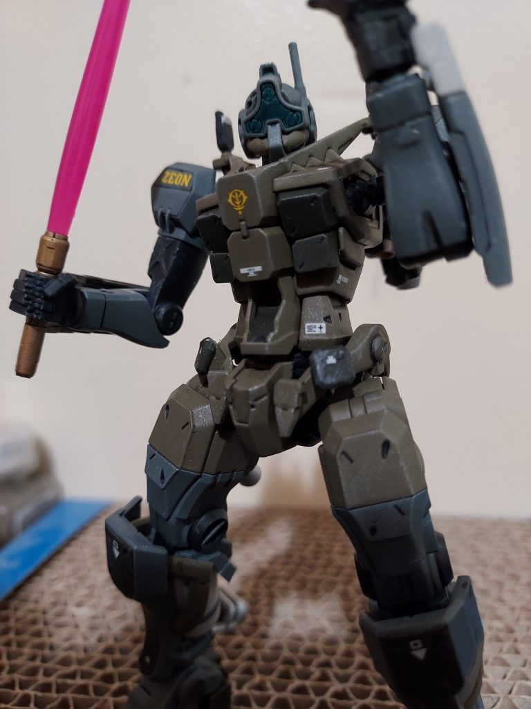 ボディに使った色は「ジャーマンユニフォームグレー」という色です。この塗料を大量に買うと、かなり怪しい感じに見えます。(gundam-kao10)