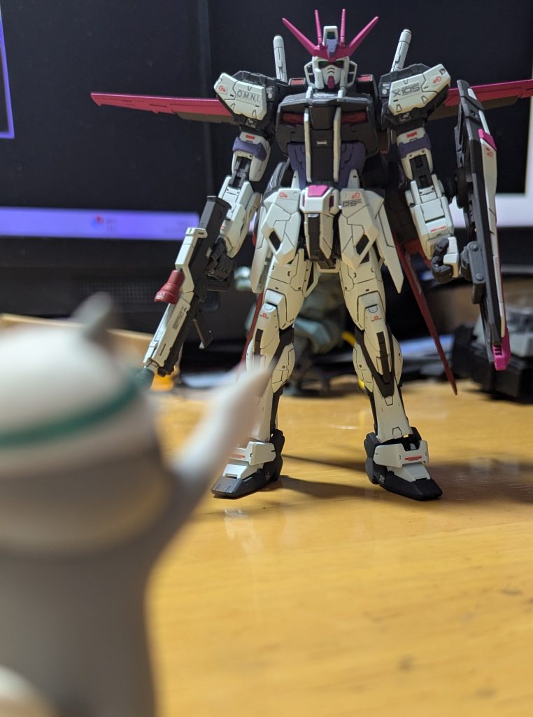 小ネタストライクルージュの起動試験中にフェイズシフト装甲の電圧調整をミスしていることに気づかなかったが、深刻なエラーを起こさなかったため、ヨシ！と判断した仕事猫。最後までご覧いただきありがとうございました！