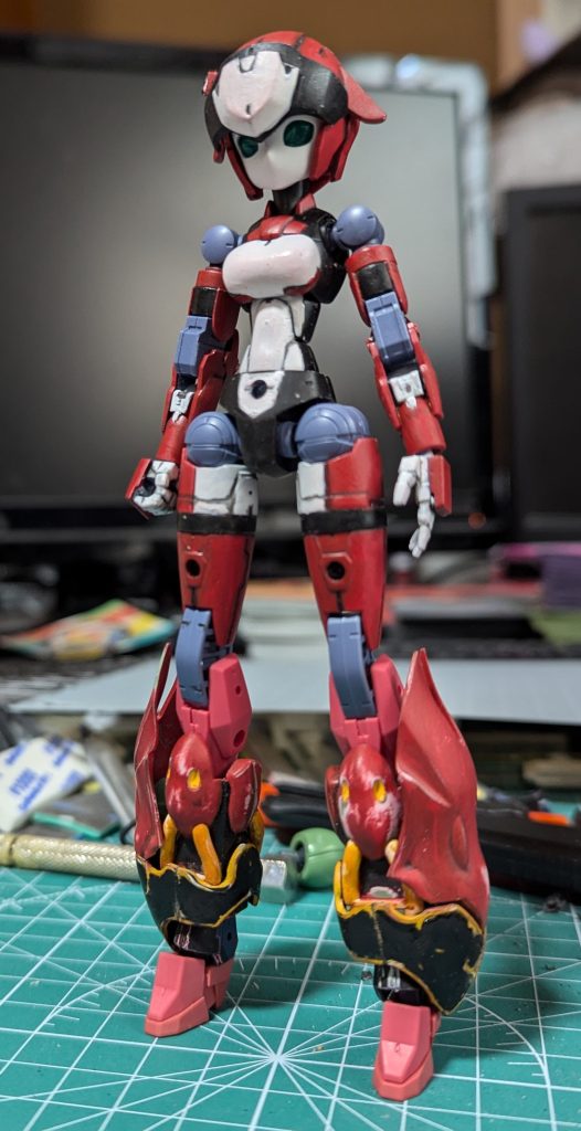 30MMのアチェルビーにバラバラにしたクシャトリヤのパーツをくっつけている様子。クシャトリヤの腕を作品の脚にするというのはかなり最初から決まっていました。