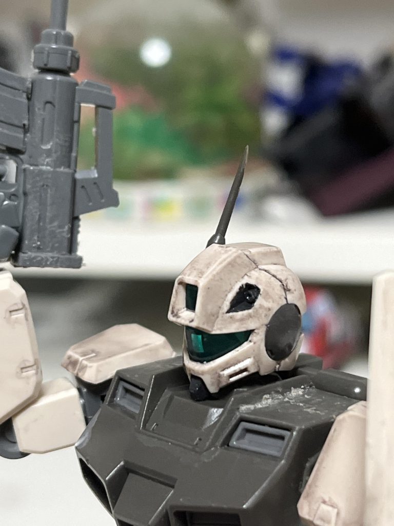 コロニー内部での戦闘より地上や宇宙空間での戦闘を想定しているため、えりもとにあった通信用アンテナを頭部に設置