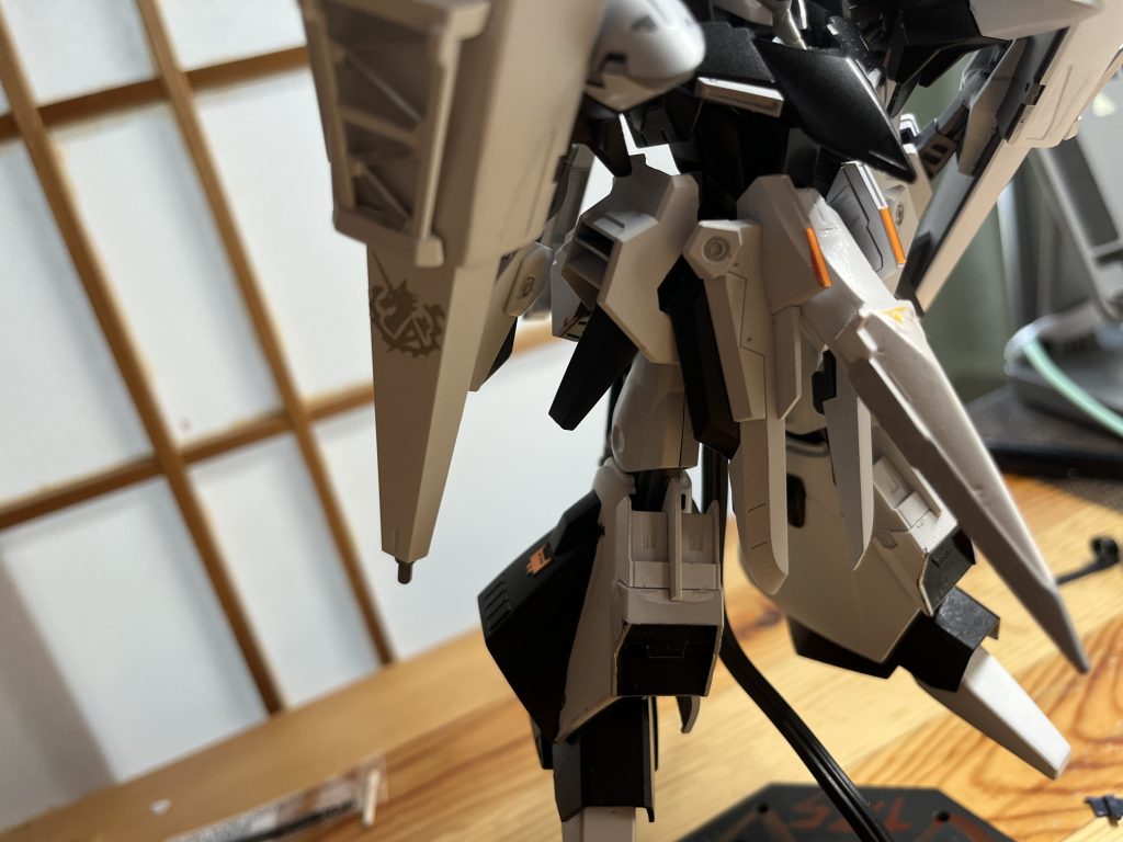 ユニコーンストライカーの名前は角からとってます。なのでそれを強調するためにHI-νのデカールを貼りました。