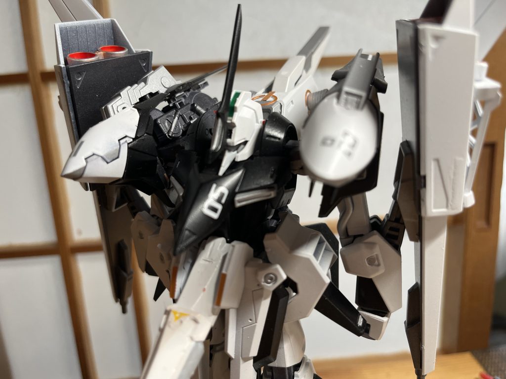 実は、1号機ではなく2号機のキットベースなのでツインアイタイプです。しかし見えません(笑)