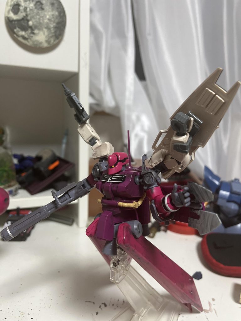 本来なら1人用のMSですがこの場合はコックピットを改造して2人がのるか、ニュータイプの人かパイロットを補佐するaiを乗せるしかありません