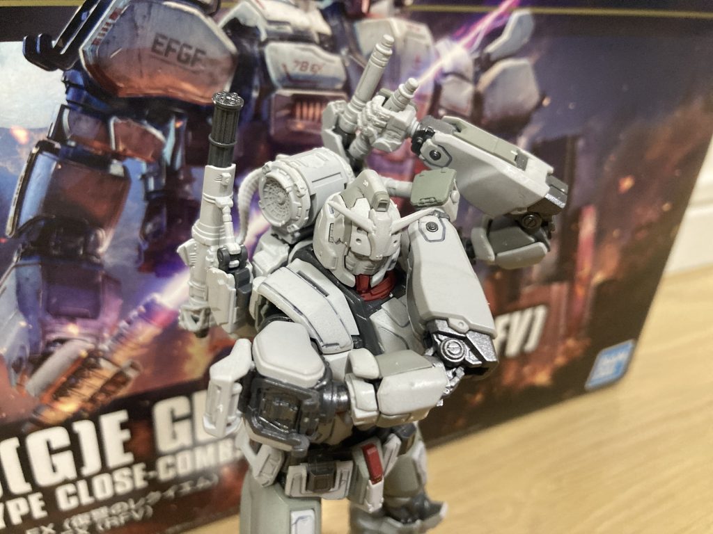 可動域が広い!!両手でビームサーベルを構えることが出来る!凄い....凄すぎる...!