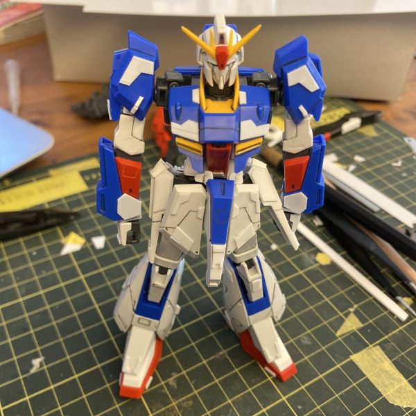 Zガンダムをディティールアップしてます。0.5と1のプラ板貼ってます。グラデーション塗装するかもしれません