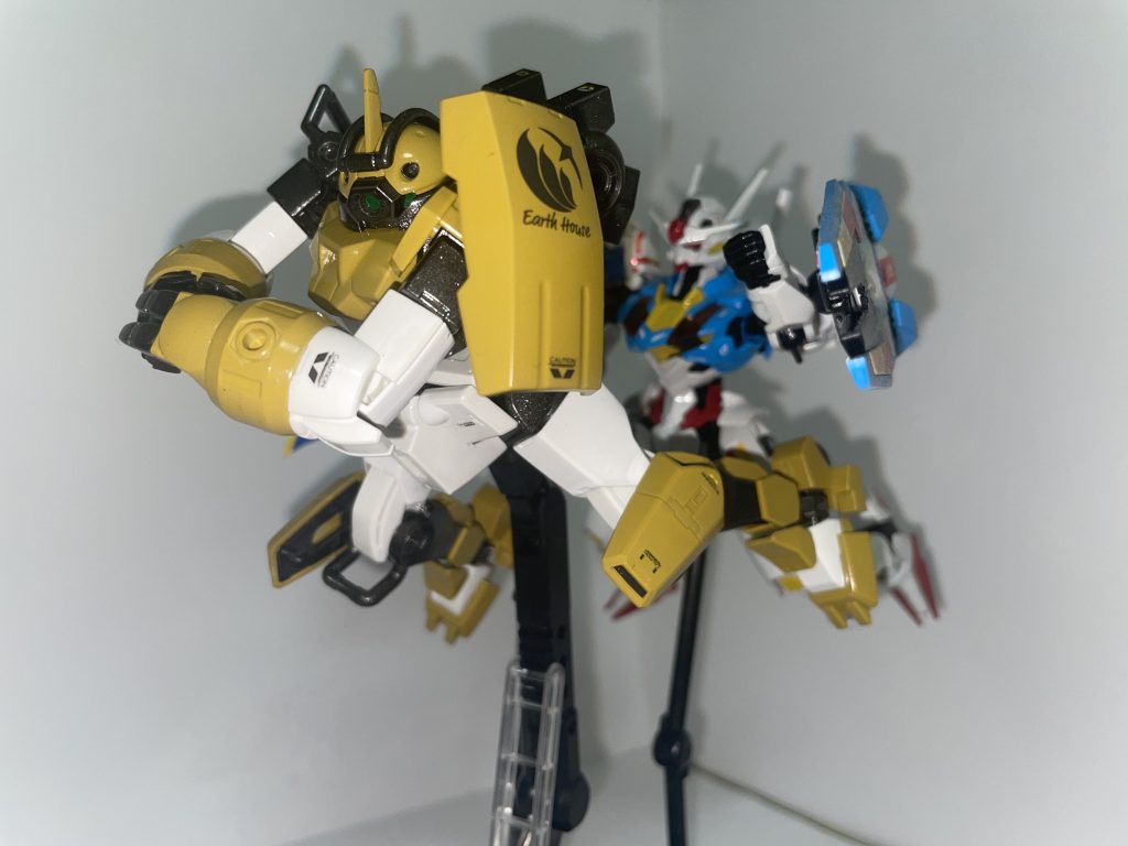 モブスペーシアンに拳でぶん殴ろうとする先輩とそれを慌てて止める後輩