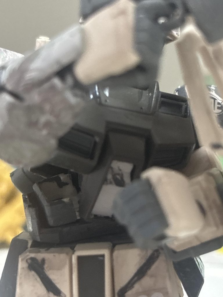 腰の部分にポリの可動部位をつけそこに3mmのプラ棒とジムコマンドの腹パーツと家にあったオリジンザクのパーツをくっつけました