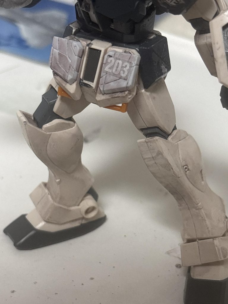 下半身は腰部に装甲を追加し足は機動力を上げるためそのまま