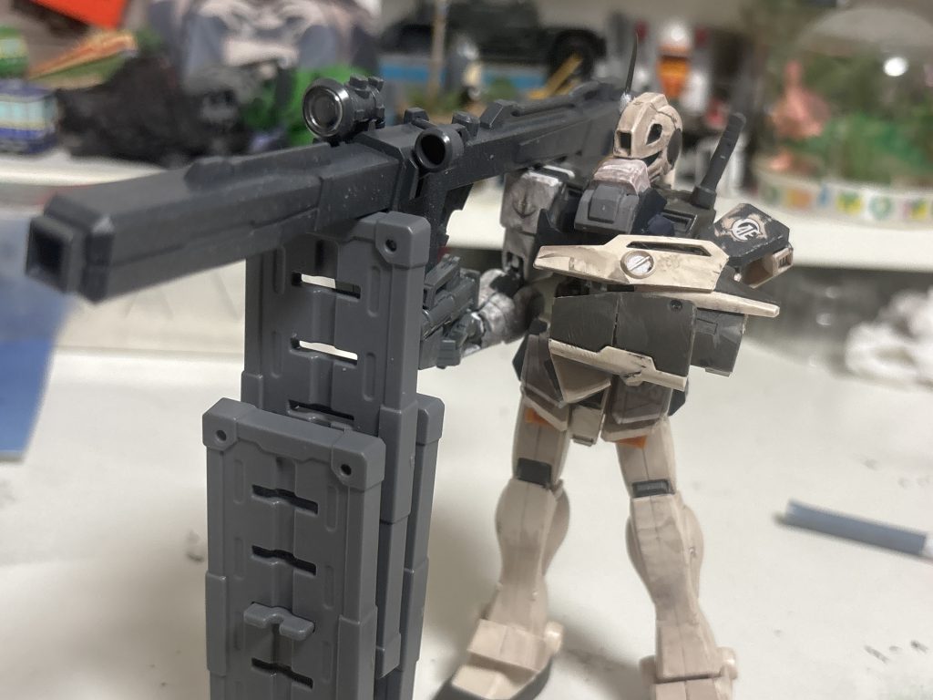 胸部の装甲には肩のバズーカの光学照準器と直結できMS本体のジェネレーターを使いバズーカの火力、命中制度をなどを挙げている