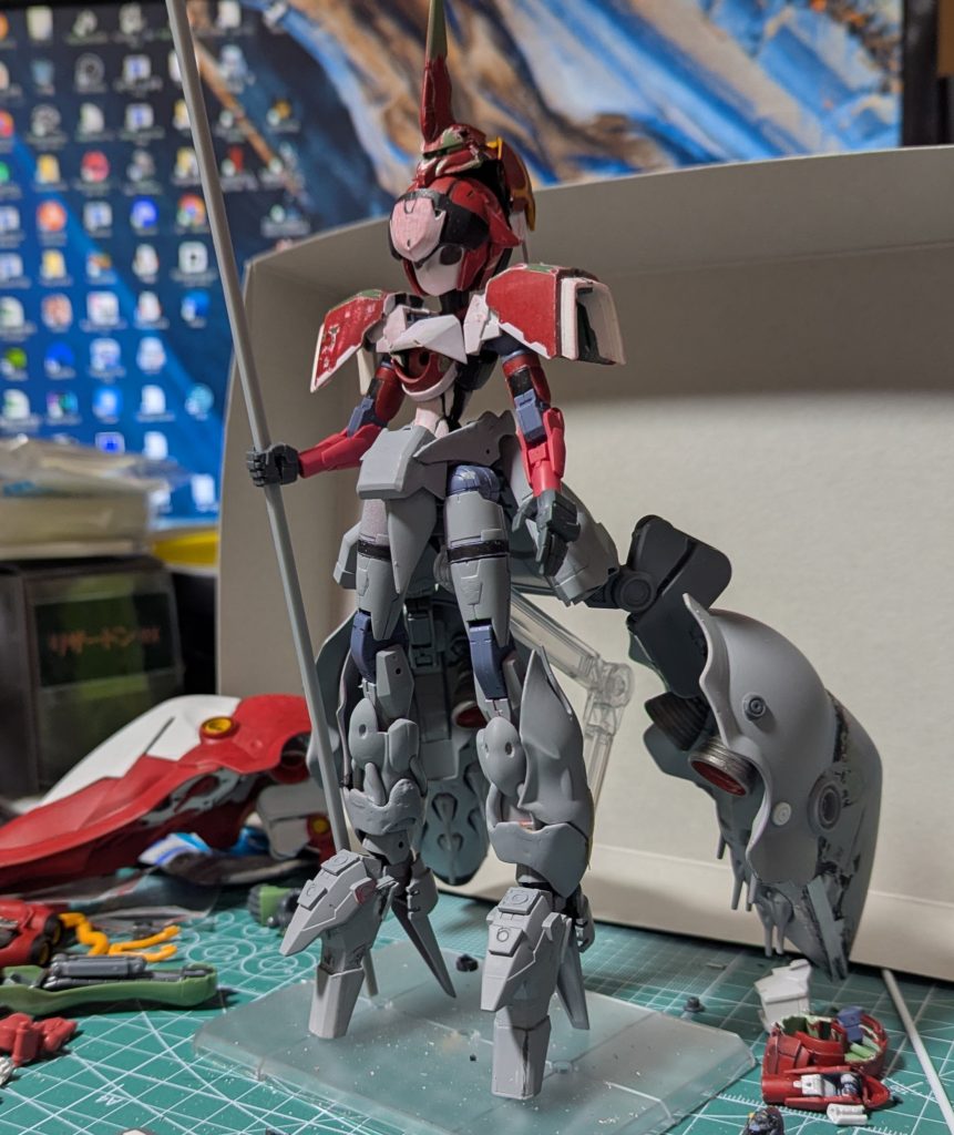 上半身の制作様子。30MMのアチェルビーのお胸のパーツのままだとガンダムの世界のMS感がしなかったので、クシャトリヤのパーツとプラ板でそれっぽく作ってみました。最終的にこの中にHアイズもしくは、MSサイトレンズを入れて、ウイングガンダムとかのような胸部になればいいかなと思っていました。