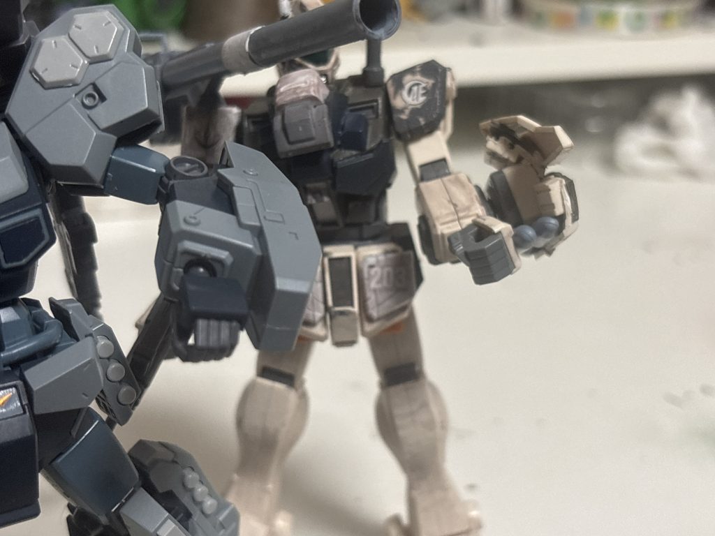 シールドはジェスタキャノンをベースに小型ながら複合化により強度を上げ小回りが効くように改造、シールド内にはミサイルを二発装備