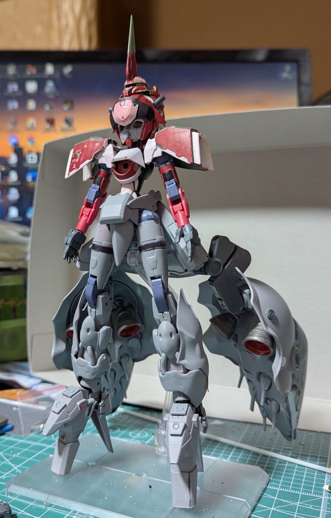 最後に頭部がそのままアチェルビーだと、これまたガンダム世界のMS感が無かったので、プラ板でマスクを作り顎部分の赤いパーツを付けてみました。因みに、この赤いパーツはEGガンダムの額の赤いパーツを使っています。