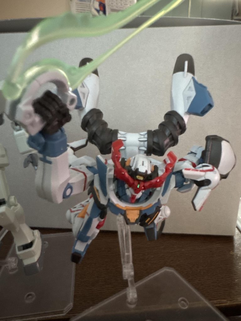 ちょこっとスミ入れした程度ですが、やっぱりGQuuuuuuxのシリーズは複雑なパーツ構成で難しいけど楽しかった。