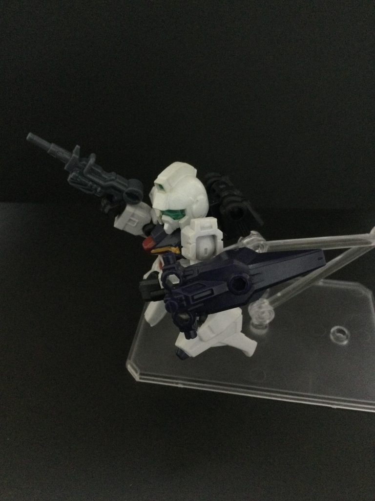 シールドビームを湾曲させて弾く程度には防御力が高い。中には小型ビームガンが内蔵されている。そして、このシールドの形状、、、、そう。シールドのおかげで、、