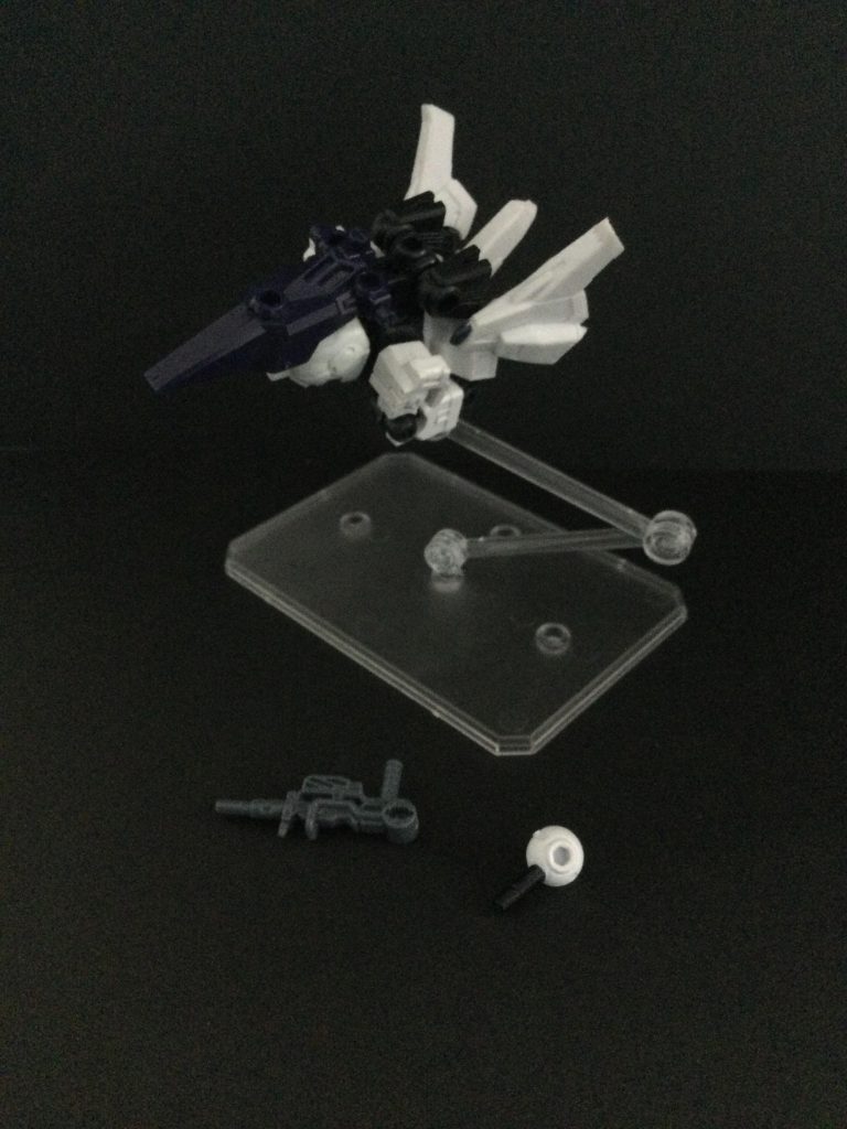 余りパーツはビームマシンガン、内蔵ビームガンだけ!では、変形の工程をお見せしましょう。