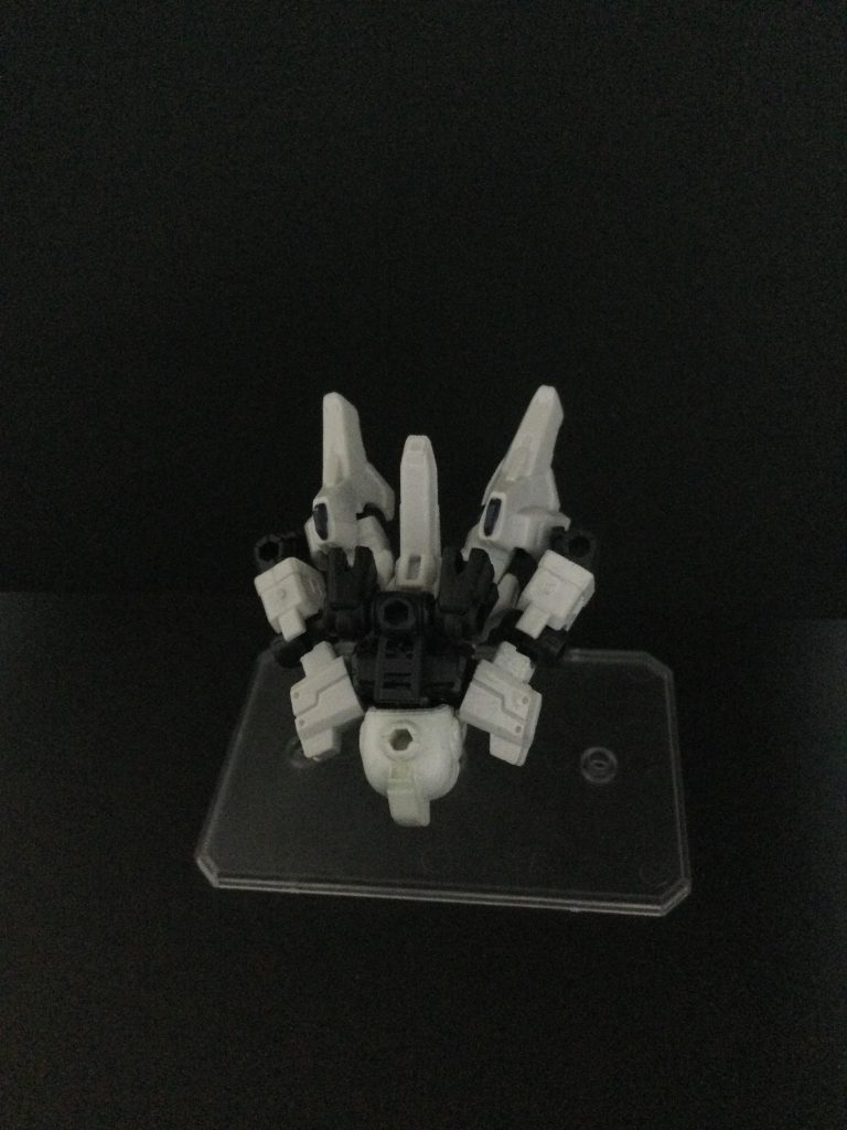 1  シールドを外し、バックパックの向きを逆向きに。下半身もクルンと逆に回します。