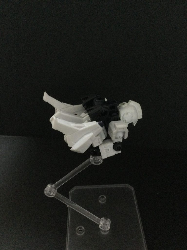 5  手を折り曲げ、拳を回します。