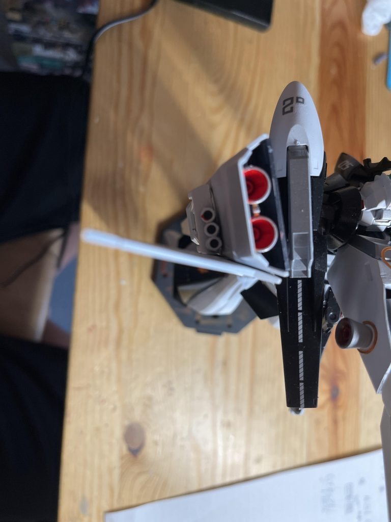 肩。バーニアは赤を筆塗り。デカールはRGサザビーのものを流用。