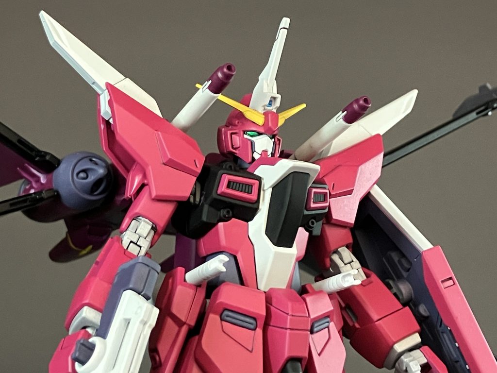 今回はファレホを使う必要があった為、赤、バイオレットの部分をファレホそれ以外はガンダムマーカーで塗装しました。