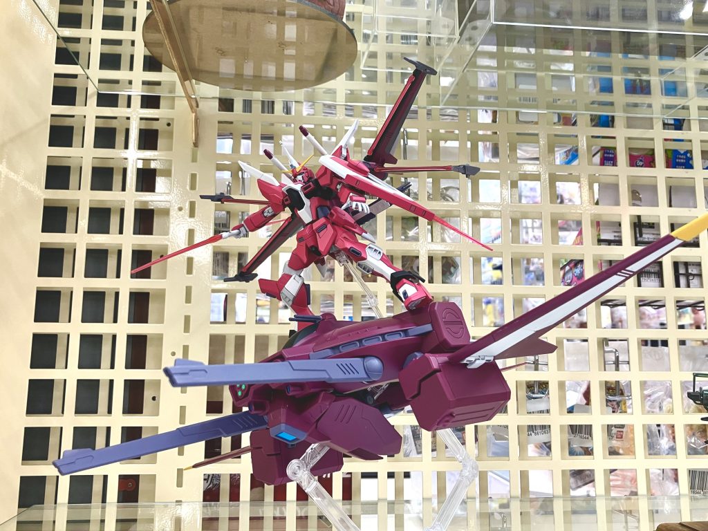 水星のビット用の支柱を使って、キャバリアーの上に乗せました。キャバリアーは台座１つ、支柱２つ使うと角度をつけながら、安定してディスプレイできました。