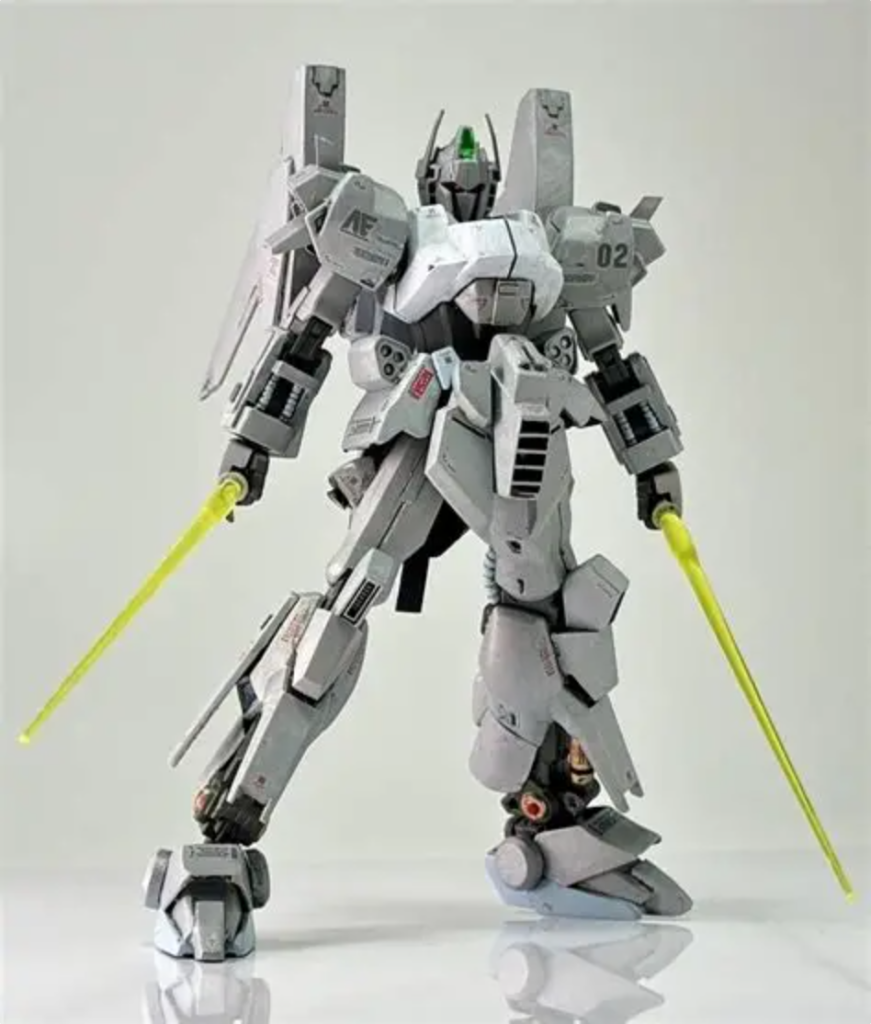 「百二式」は、漫画雑誌「ガンダムエース」の2024年6月号にデザイン画が掲載された、漫画「機動戦士ムーンガンダム」登場MSです。百式改をベースに開発されたMSで、ルオ商会向け。正式名称は「百式改試製二型」とのこと。金色の隊長機の型番は「MSR-00102S」銀色の一般機(隊員機)は「MSR-00102」。