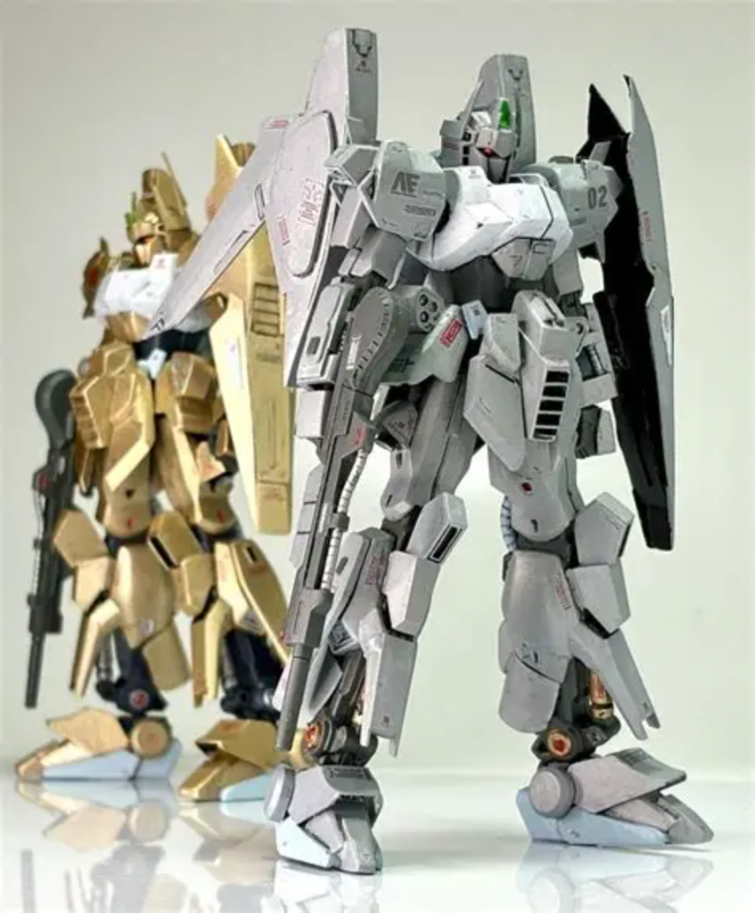 少し前に金色の隊長機を作りましたので、それに続いて銀色の一般機も作ってみました。デザイン画によると、隊長機との色以外の違いとしては、ヘッドにアンテナなし、背面のバズーカなし。あとは肩アーマーやシールドのマーキングが異なるよう。