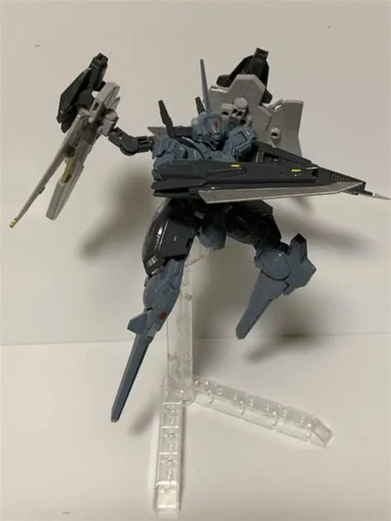 バックパックのバインダーは天使の羽をイメージしてなんとなく羽かな、という風に見えるように(見えないかもしれない)。基本的に浮遊/飛行しているので足は歩行には適してない構造。