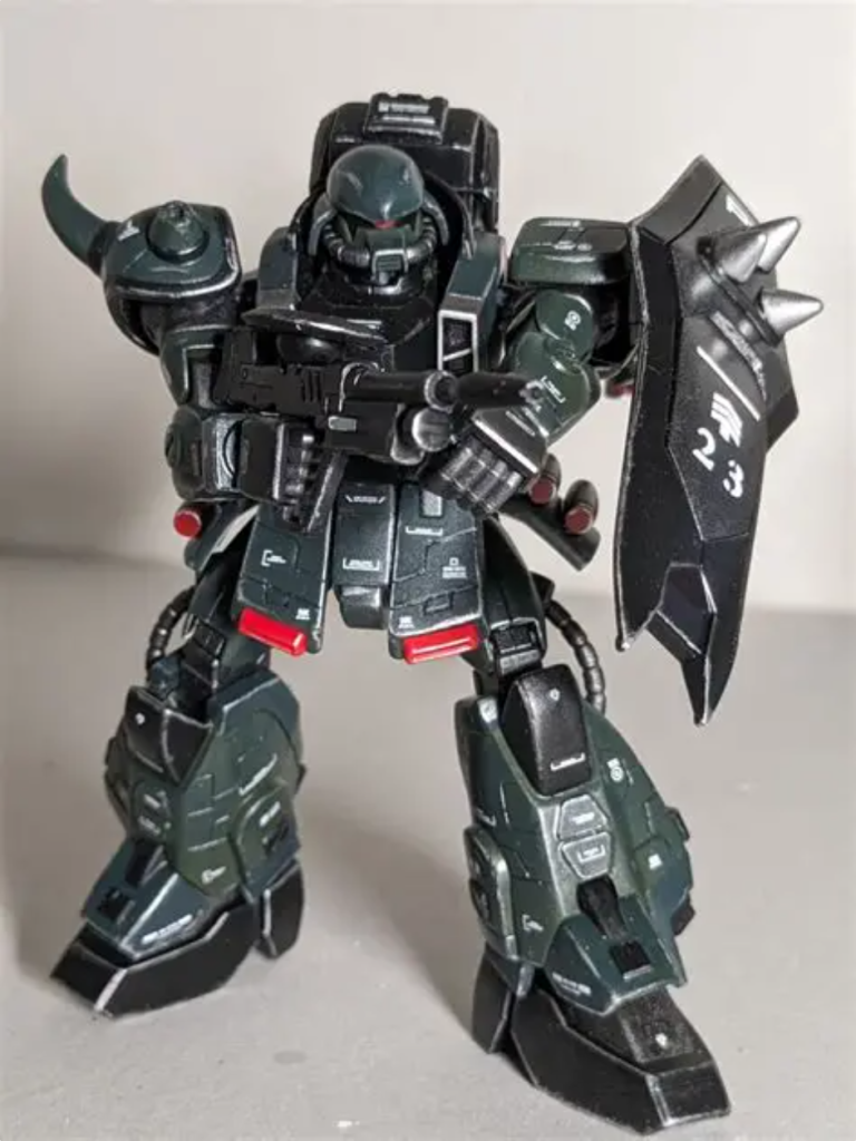 今回もサフから全て筆塗りです。黒い部分は黒サフそのままです。外部は濃緑を2色、両方とも適当配合オリジナル塗料。(2度と作れません🤣)赤はハーマンレッド。銀色はスーパーファインシルバー。内部フレームは焼鉄色を使用しました。(zaku-kao8)