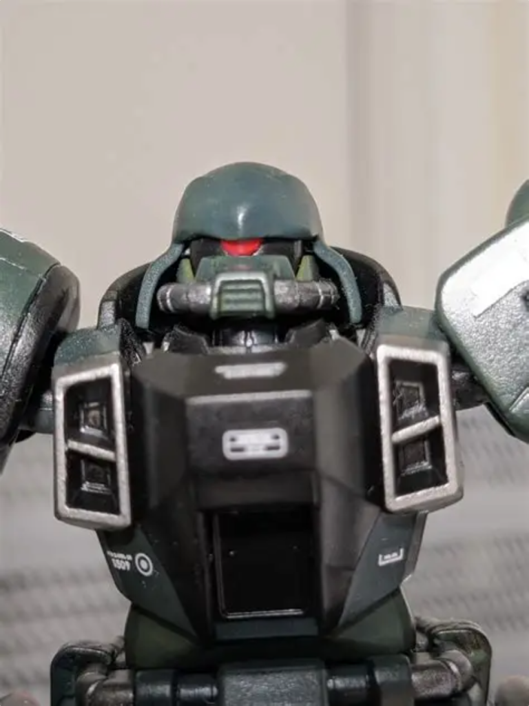 モノアイ100均デコシールに変更。ハーマンレッドで塗りました。ひさしをつけ半目にしました。ワル顔😠大好きです!😆