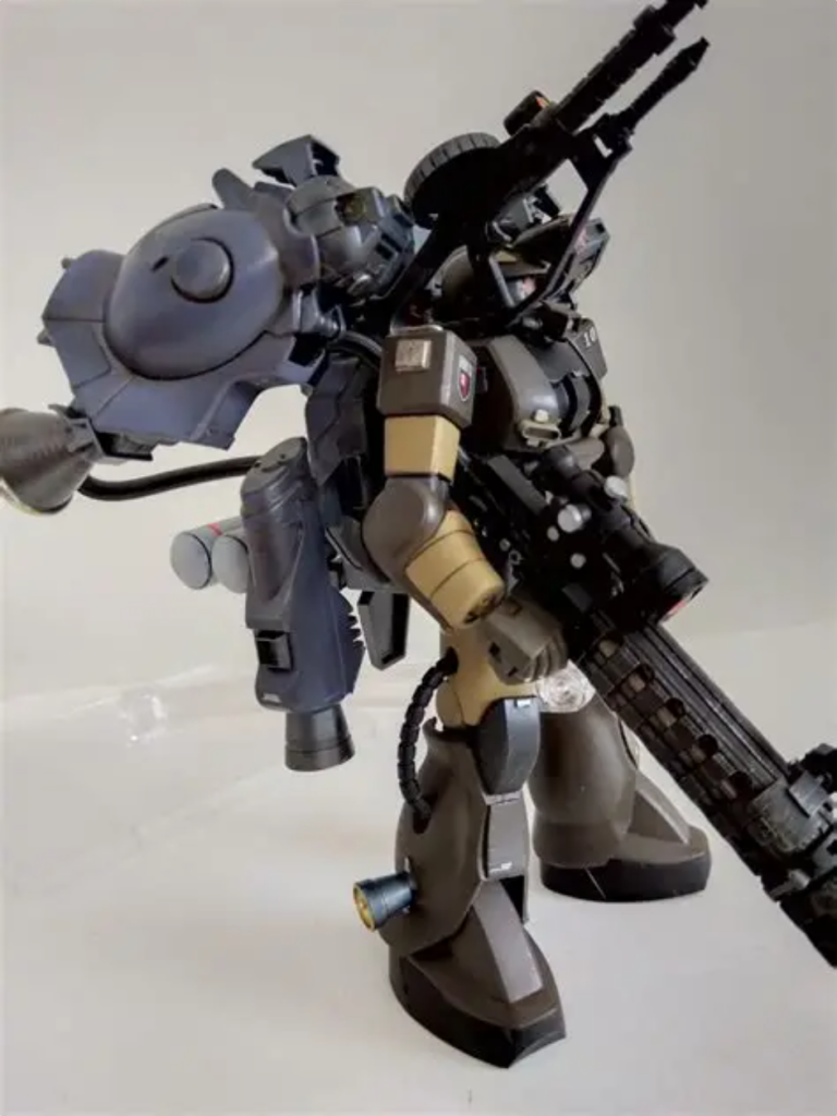 側面図。バックパックが重すぎて、スタンドが無いと自立できません…… 