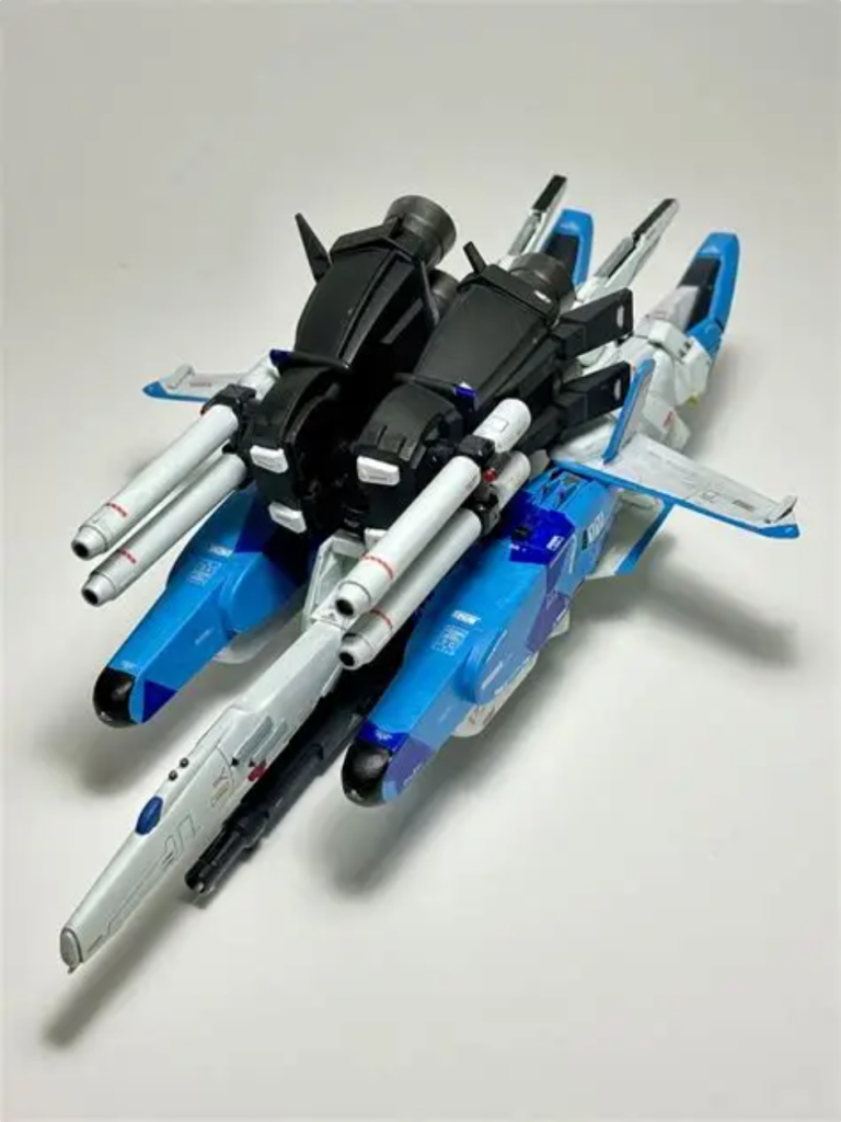 「Gクルーザー」は、Ex-Sガンダムの飛行形態ですね。MG版Ex-SガンダムはGクルーザーモードに変形可能ですが、1/144は旧キットもHGUCもさすがに変形は不可でしたね。 