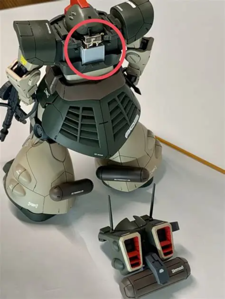 モノアイのライトはアイザック同様LEDです。アイザックは市販の電池ボックスを使ったのですが、CR2032しか入らず大型化してしまいました。今回は電池ボックスを解体しスイッチ部分を活用、CR927が入る様に改修して小型化しました。背面の自作パーツは脱着可能にしてスイッチと電池交換を可能にしています。