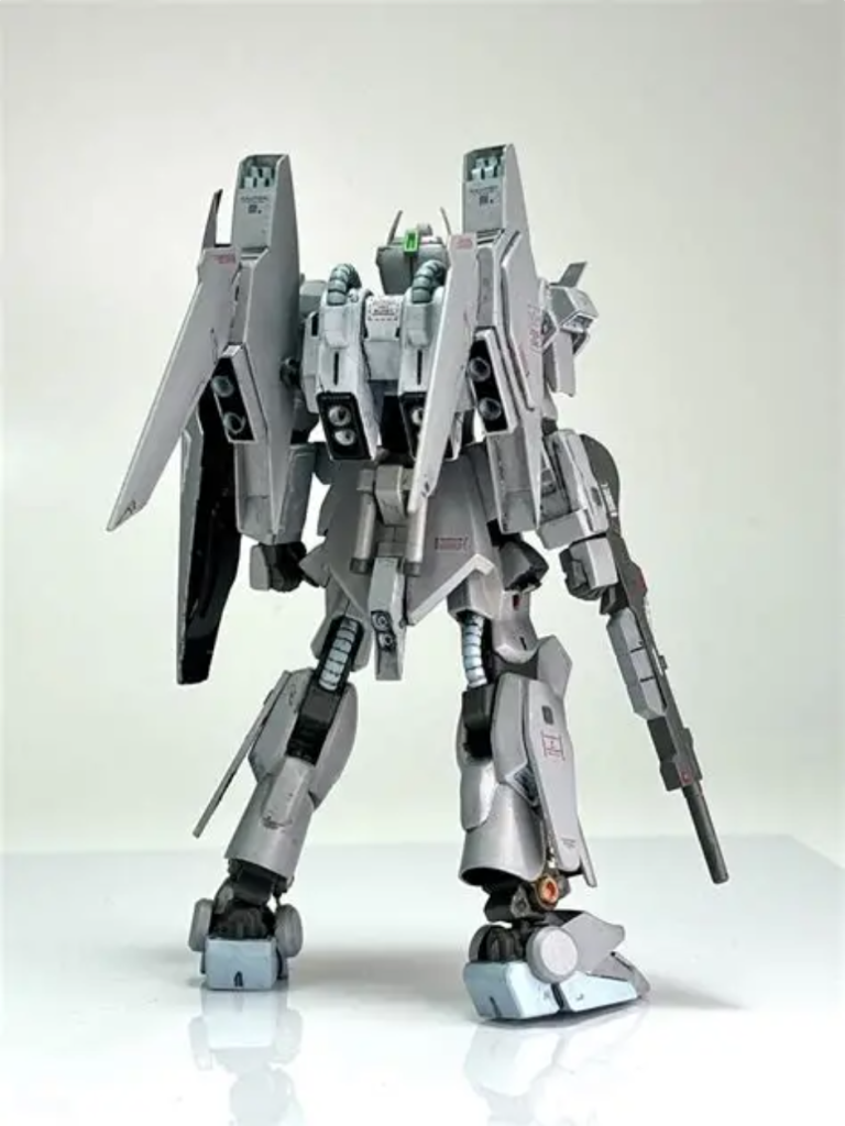 バックパックはキットのまま。サイドのミサイルポッド内蔵背部バインダーはプラ板やプラ棒でスクラッチ。百式のウイングを形状変更して取り付け。