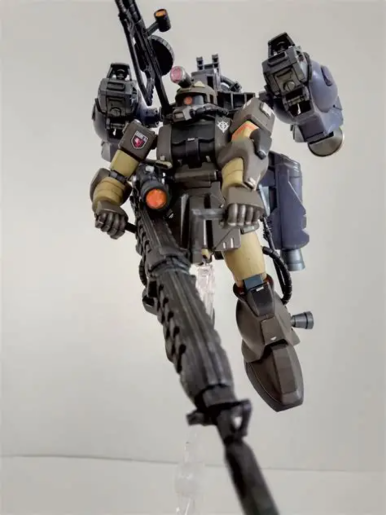 ザク本体はプラ板やMSGでディテールアップ。シールドやスパイクはバックパックに干渉した為、泣く泣く外しました。