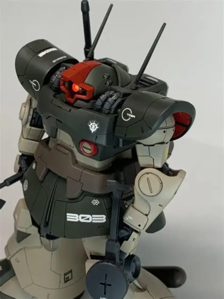 いくつか載せてみます。前腕、膝も形状を変ています。前スカートは下部に2mm程大型化しています。頭部のヒサシも前方に伸ばしています。バルカンはアルミパイプを刺しています。