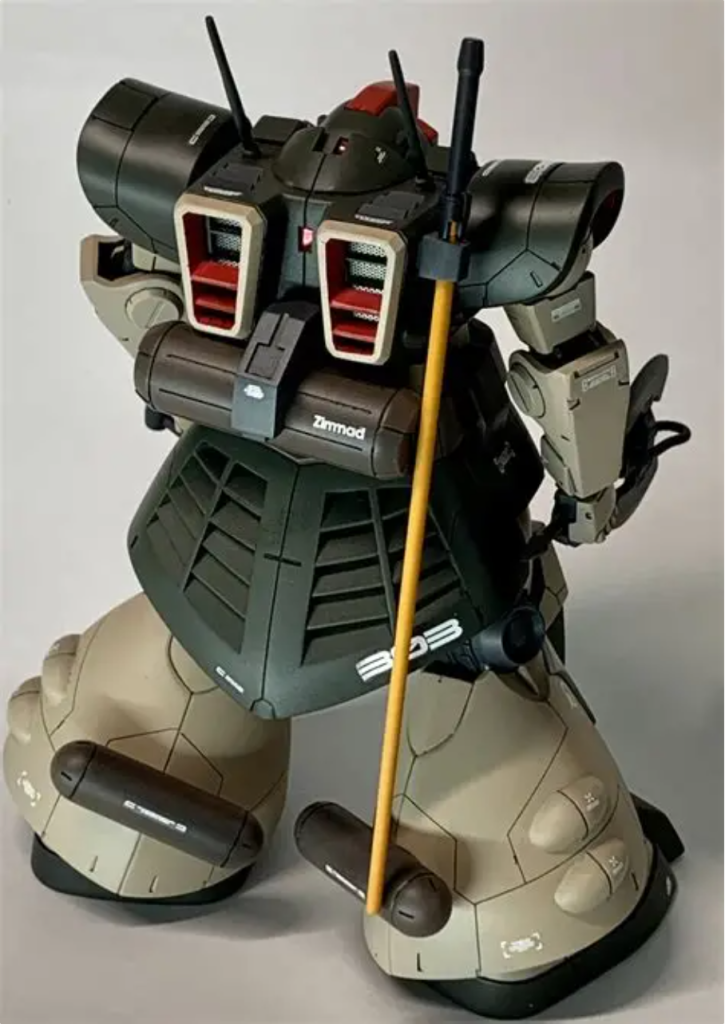 背面です。ドムとドワッジの違いの多くは背面に反映されています。背中のエンジン的な装備と延長したスカートと排気口のようなもの、プロペラントタンクなどです。基本的にプラ材を加工して製作しました。