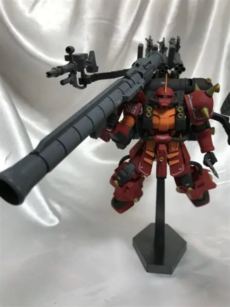 本来両アームバズーカが好きなんですが今回はバランスみてザクマシンガンを。ガキの頃はバズーカあるのにマシンガンなんか持たせるかよって感じでしたが、今ではマシンガンこそ至高、みたいな考えに至りました。