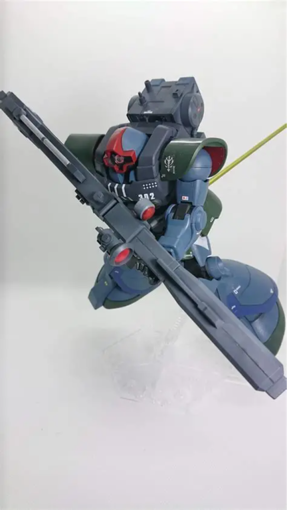 ア・バオア・クー攻防戦終結後の撤退戦時に仕様したリックドムを指揮官機ようにカスタムした機体戦闘中に中破したゲルググがつかえなかっためソロモンに搭乗したドムにザクマインレイヤーのバックパック下部の機雷投下装着を廃止しバーニア変えリックドムの高機動化と通信能力の向上に成功した