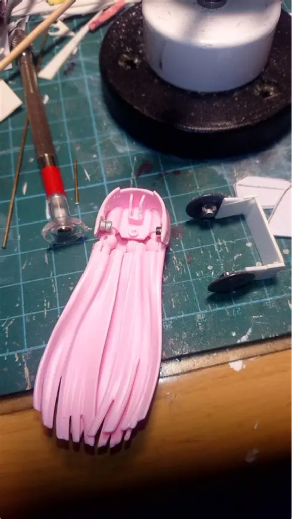 裏面にネオジムを仕込むことでバイザーが可動します。仕込むなら角度調整がやりやすいので片方だけのほうがいい