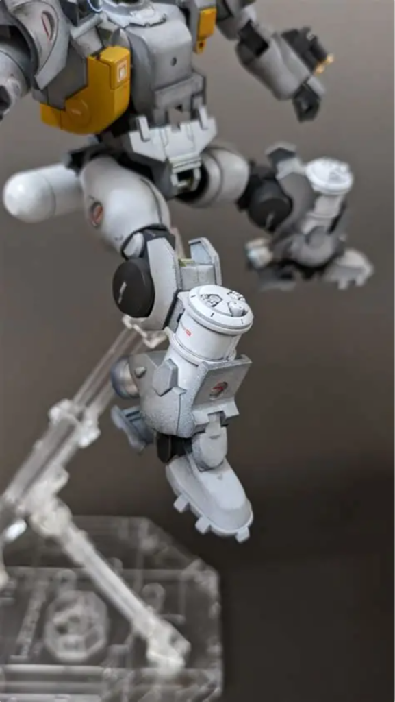 詰まった感じだったので胴を2mm延長し、プラ棒を各所に貼りました。膝のタンクは彼のアイデンティティなのですが、切ってつなげて腰に移植しビルダーズパーツレドームでふたをしました。