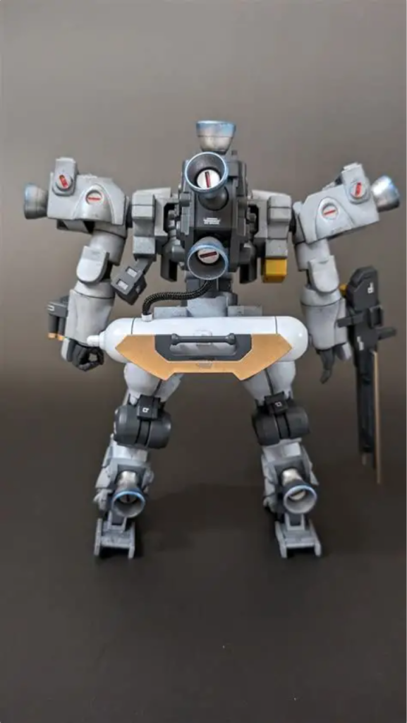 腰に移植したタンクはメッシュケーブルで繋いでます。ケーブル好きですねバックパックはシンプル過ぎてバランスがわるいので、ジャンクパーツを貼り付けて情報量を増やしました。作ってるときは不安でしたが、色さえ揃えれば行けるはず!と思い作りました。