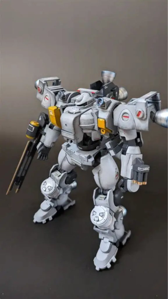 肩のスイング、腰の前後などデザインと可動が両立してて面白い作りです。おすすめですよ。付属品も多いし、非常に楽しめました