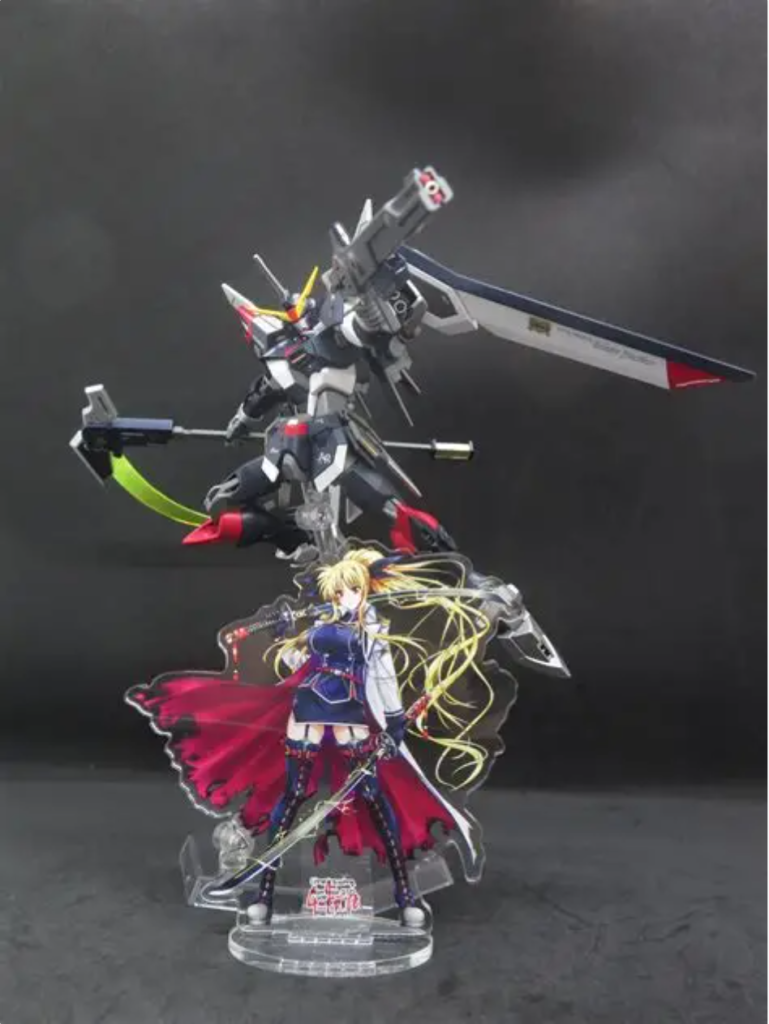 パイロット紹介:フェイト本名はフェイト.テスタロッサ、私立海聖小学校4年1組。GBNにでも”金の閃光”と呼ばれるほど有名な実力者、本来は単独活動のダイバーだが、現在は友人と共に知り合いのフォースに所属中。長けている戦闘スタイルは高機動接近戦。アバターはフォースメンバーに合わせた専属仕様の軍服を纏い、髪型はポニテールの成年女性の容姿をしている。機体紹介:ブレイズジャスティスガンダムフェイトが搭乗する機体、ベースキットはイモータルジャスティスガンダム。主な改修点は手持ちの武装を自作の重刎光鎌 「バルディッシュ」に変更した。