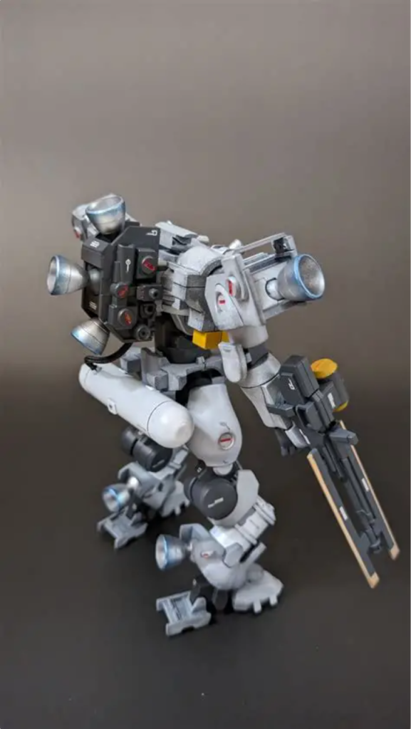 マットホワイトのグラデーションで塗ってウェザリングカラーのススで補正しましたがグラデーションなのか汚しなのかヒザのタンクがなくなって面白いバランスになったと思います