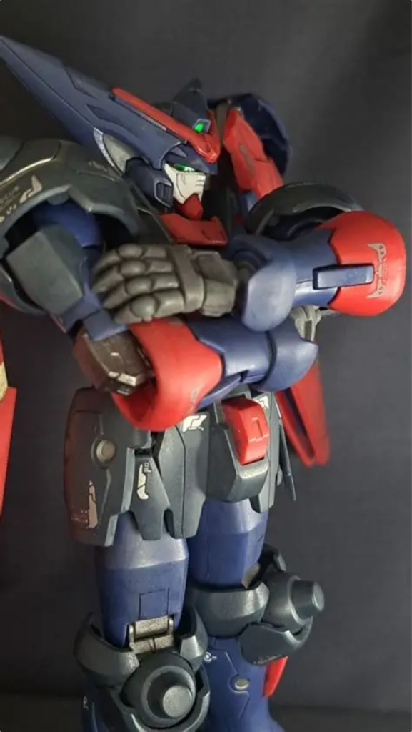 ディテールアップはスジボリとデカールで。スジボリはもっと彫ろうかと思っていたのですが、今回はほどほどに。デカールあまり文字の入っていない、ライン中心のものをチョイスしています。塗装は関節に塗った焼鉄色と、金色を足したくらいです。元からの色分けが最高のキットでした。