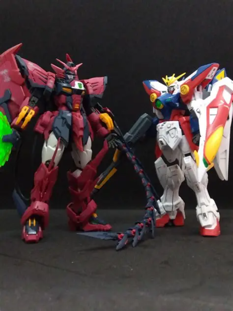 これなら並べても問題無さそう？でしょうか。生まれて初めて墨入れをしたガンプラと言うのがウイングガンダムゼロの当時の1/144でした。ちょっと溝に色が入るだけでこんなにかっこよくなるのかと感動したのを覚えています。今回もそんな当時を思い出したくてデカールワークとつや消しのみの簡単フィニッシュで完成させました。改めてガンプラの進歩は本当にすごい。機会あれば当時の500円くらいのヤツもまた作ってみたいです。